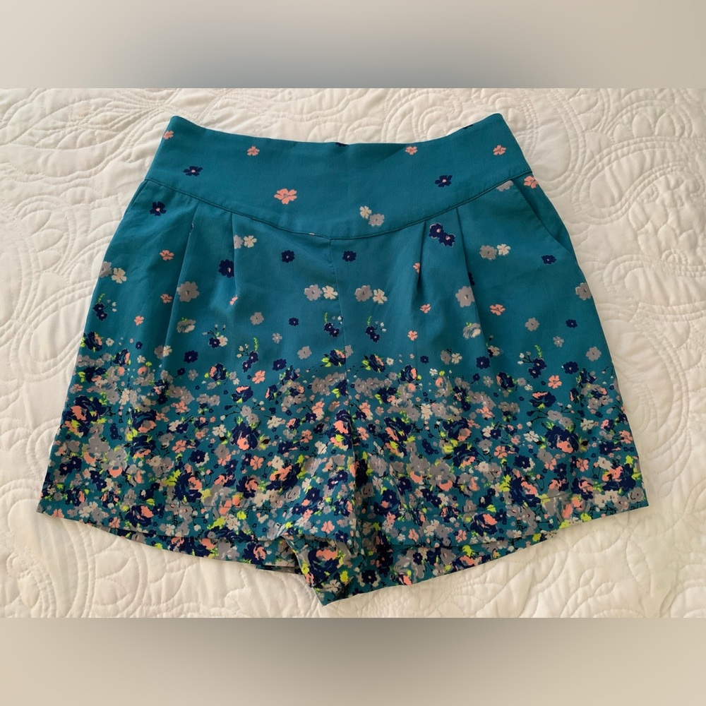 Urban outfitters/kimchi blue high waisted floral shorts with pockets sz medium